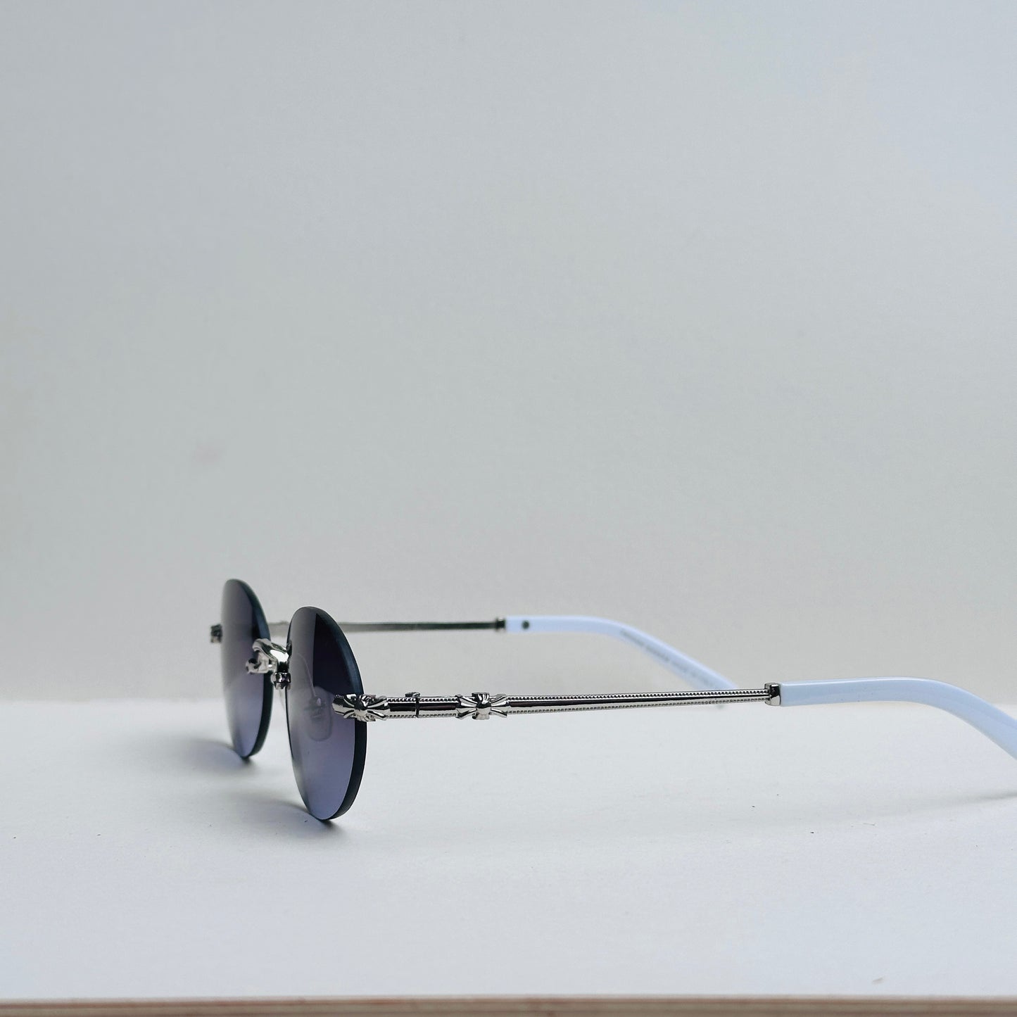 TomHardee Rimless Oval Black-Shaded Sunglasses with Silver-Crafted Temples