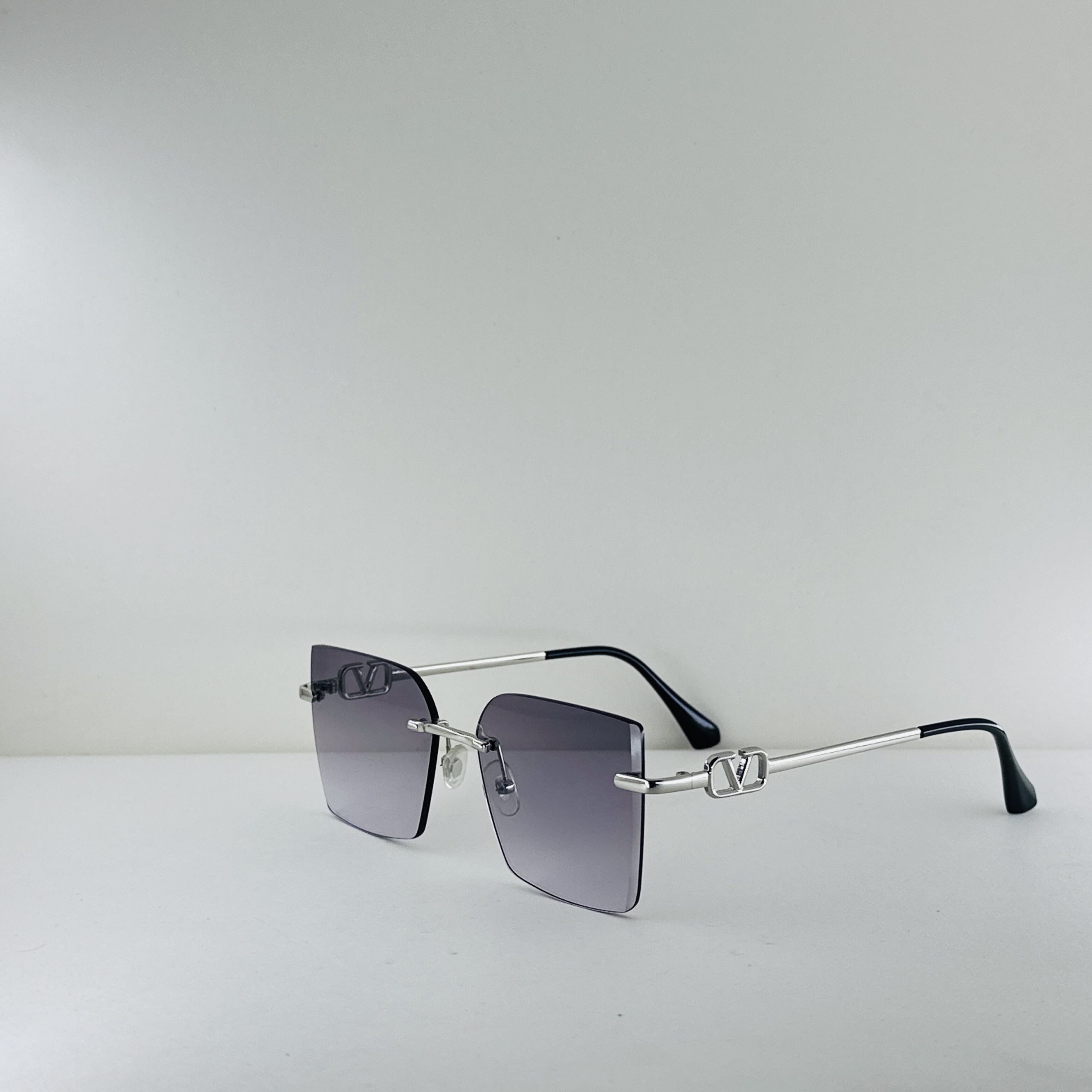 Valentino – Rimless V-Logo Gradient Sunglasses - Image 2
